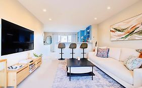 Central Luxe Retreat | Double Garage | Balcony